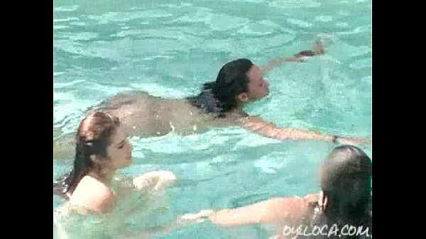 Horny Samantha Cruz baise un mec pendant que ses copines nues nagent