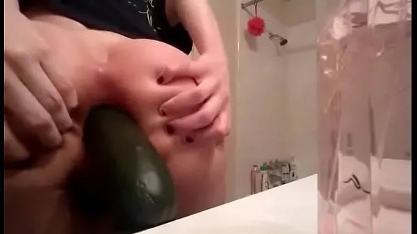 Tampilkan Young blonde gf fists herself and puts a cucumber in ass Film baru