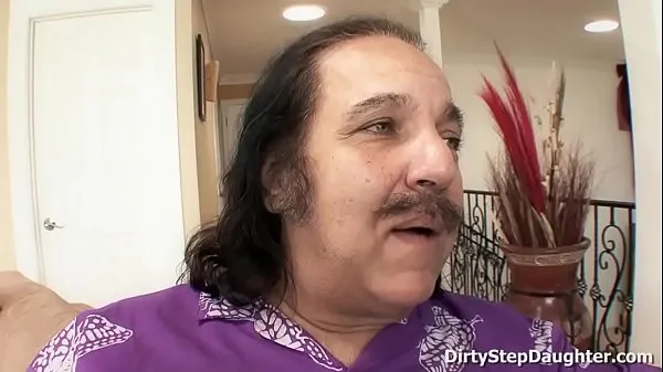 Der sehr glückliche Ron Jeremy fickt seine süße Teeny-Stieftochter Lynn Loveneue Filme anzeigen