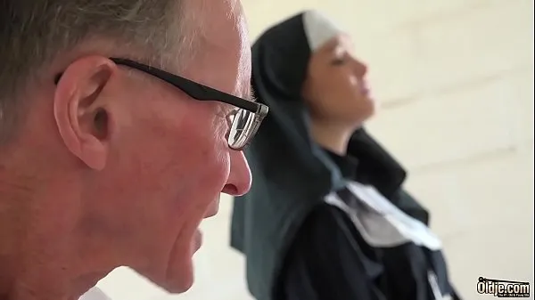 Zobraziť nové filmy (Sexy young nun has sex for the first time with a grandpa in the confessional)