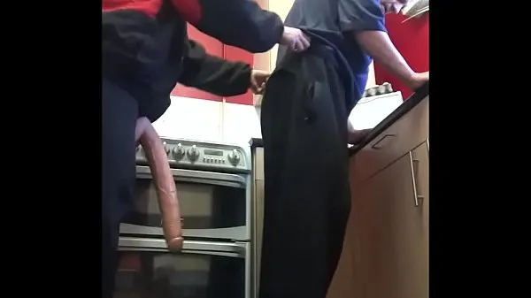 bisexueller Typ filmt sich selbst, wie er sich von maskierter Freundin in der Küche seinen Arsch mit einem großen Dildo stecken lässtneue Filme anzeigen