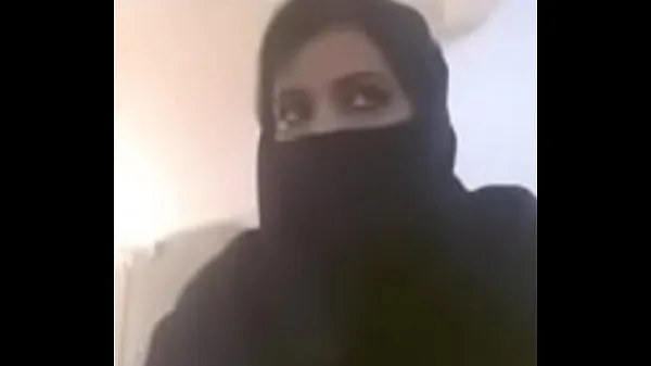 Tunjukkan Muslim hot milf expose her boobs in videocall Filem baharu