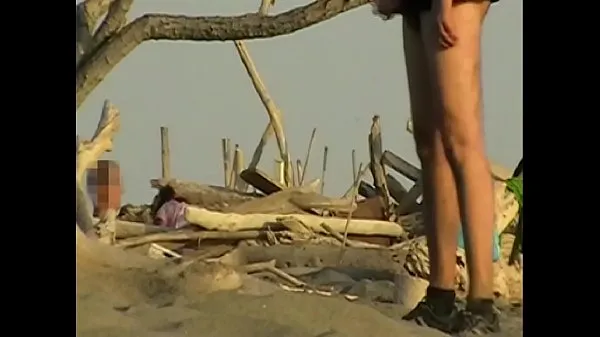 Mostre Namorada chupa meu pau na praia pública na frente de muitos estranhos - MissCreamy novos filmes