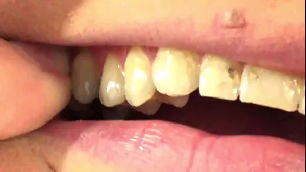 Εμφάνιση Mouth Vore Close Up Of Fifi Foxx Eating Gummy Bears νέων ταινιών