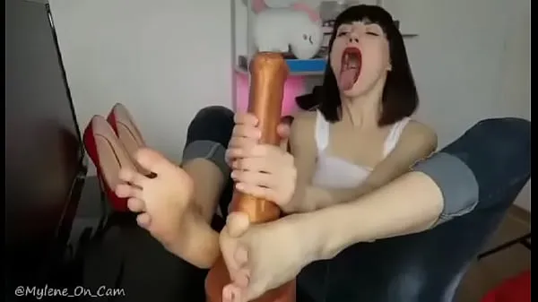 放映Hot girl gives horsedildo a footjob新电影