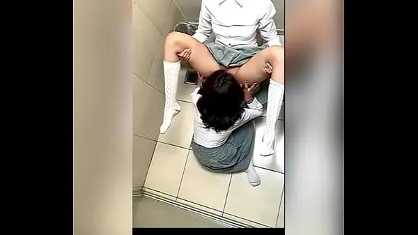 学校のバスルームでお互いに触れ合いオーラルセックスをする2人のメキシコ人レズ ！自分たちに触れている女性トイレの2人の角質のメキシコのレズビアンの