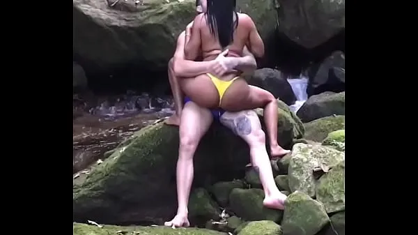 Mostre On a walk in the middle of the forest with rivers and waterfalls Dana Bueno and MMA fighter Allan Guerra Gomes have moments of pure pleasure, sex and affection (Complete in X Videos Red novos filmes