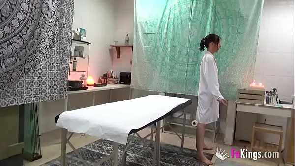 Show Massage with HAPPY ENDING: Amateur masseuse surprises her client new Movies
