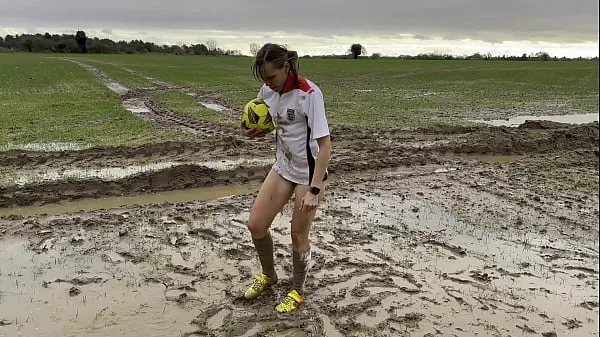 After a very wet period, I found a muddy farm to have a bit of a kick about (WAM개의 새 영화 표시
