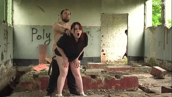 Tunjukkan Bull cums in cuckold wife on an abandoned building Filem baharu