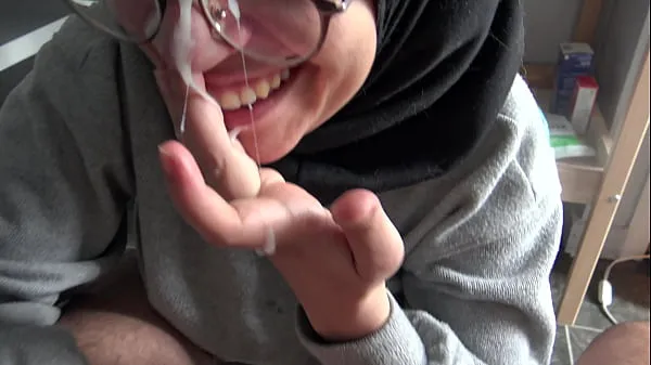 Une fille musulmane est troublée quand elle voit la grosse bite française de ses professeurs