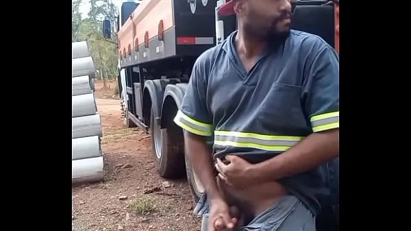 Tunjukkan Worker Masturbating on Construction Site Hidden Behind the Company Truck Filem baharu