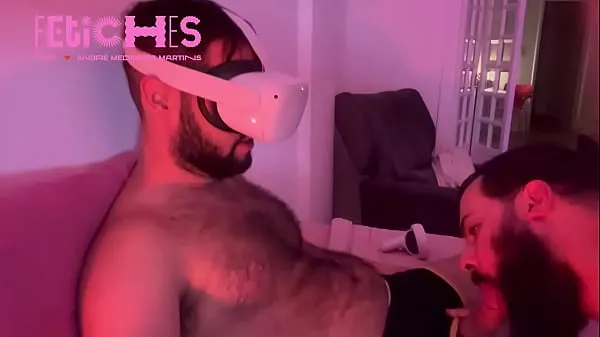 Mostra Hairy guy uses virtual reality glasses - full VIDEO on RED nuovi film