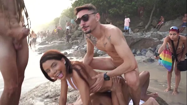 Tunjukkan Daped-In-Public : Bianca DANTAS fucks in front of a lot of people at an overflooded beach (DAP, anal, public sex, monster cocks, voyeur, perfect ass, ATM, 3on1) OB299 Filem baharu